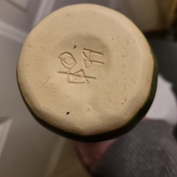 Matte Green Zucchini Ceramic Vase Signed Patricia Garrett 9.3" - Picture 10 of 10